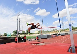 Jairo Santos superando el listón en la prueba de pértiga