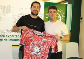 Dani Romo, entrenador del cuadro chacinero, y Emilio Sánchez, director general y deportivo del club, con la «jamoneta» del Guijuelo durante la presentación.
