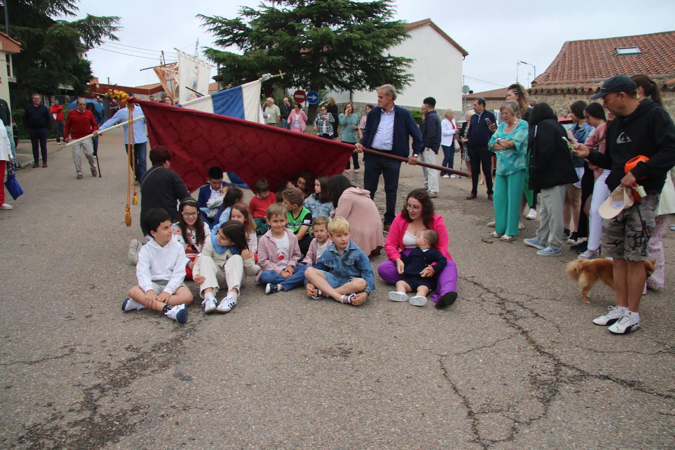 El paso de los pendones sobre los niños, una tradición singular.