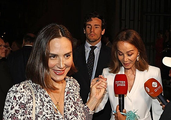 Tamara Falcó, junto a Íñigo Onieva e Isabel Preysler.