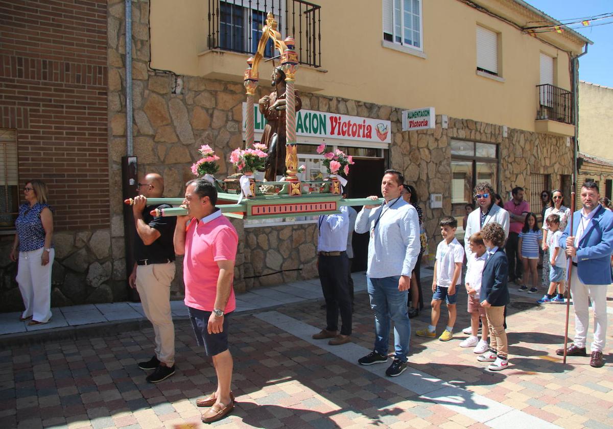 La talla de San Juan Bautista en la procesión del pasado año en Castellanos de Villiquera.