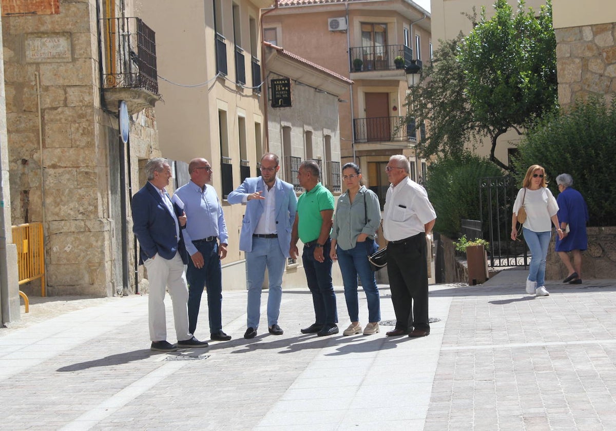 Visita de alcalde y concejales a la calle Rúa del Sol.