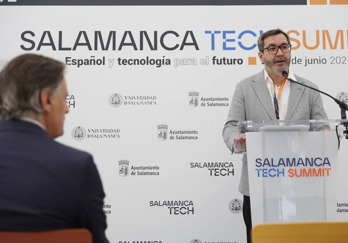 El alcalde, Carlos García Carbayo, y el director general de Fundación Cotec, Jorge Barrero, este jueves.