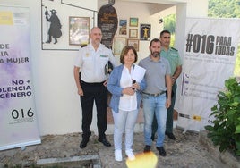 La subdelegada del Gobieno, los responsables de Policía Nacional y Guardia Civil presentaron la iniciativa junto al alcalde de Puerto de Béjar.