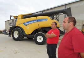 Alberto y Agustín Lozano, junto a su cosechadora.