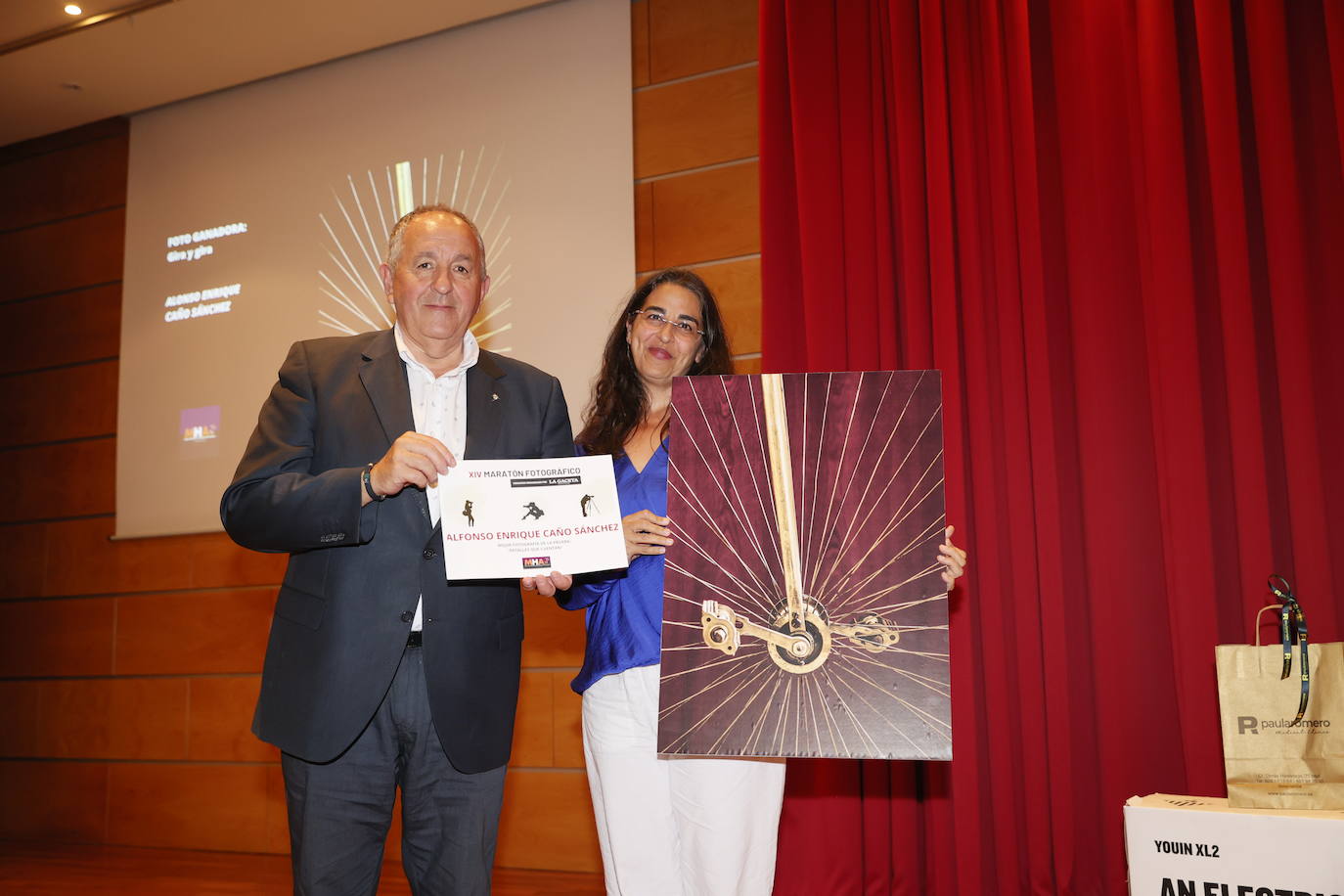 Luis Miguel Mata, director del Museo de Automoción, entregó el premio correspondiente a Alfonso Enrique a su hermana Cristina.