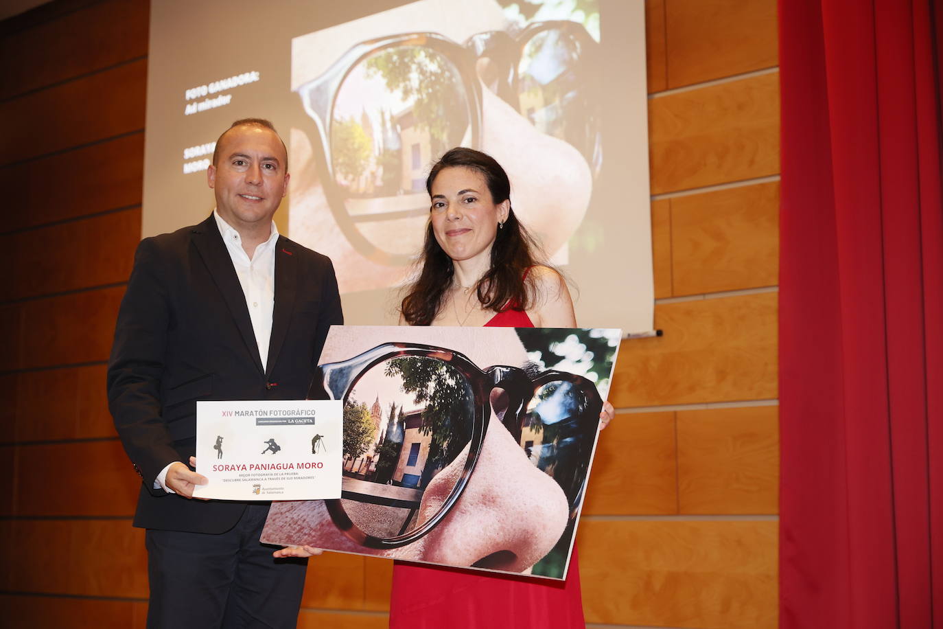 Luis Sánchez, concejal de Educación del Ayuntamiento de Salamanca entregó el premio a Soraya Paniagua.