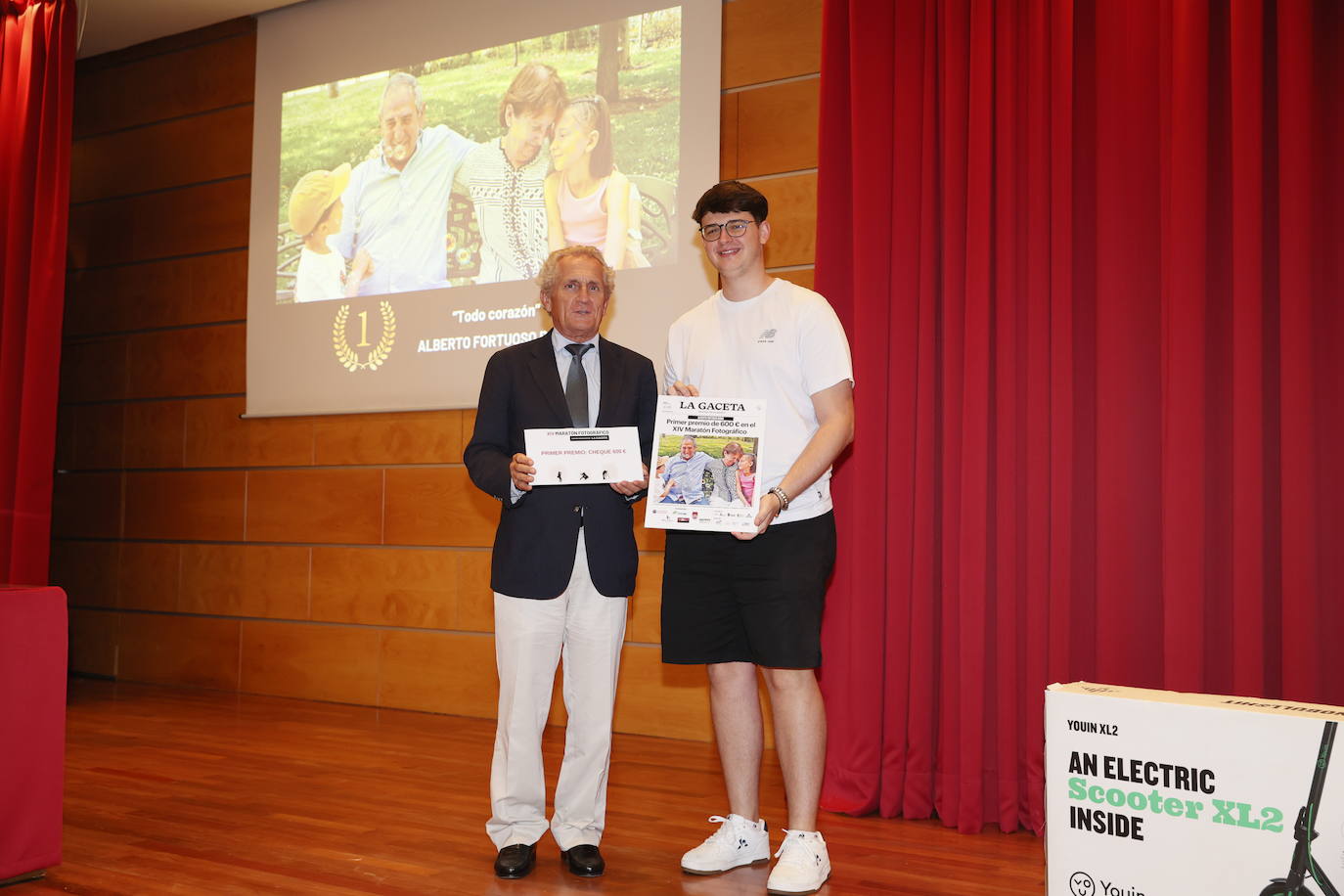 Alberto Fortuoso fue el ganador del XIV Maratón Fotográfico. El premio, un cheque de 600 euros, lo recibió su hijo Miguel de manos del director general de LA GACETA, Jaime González Lucas.
