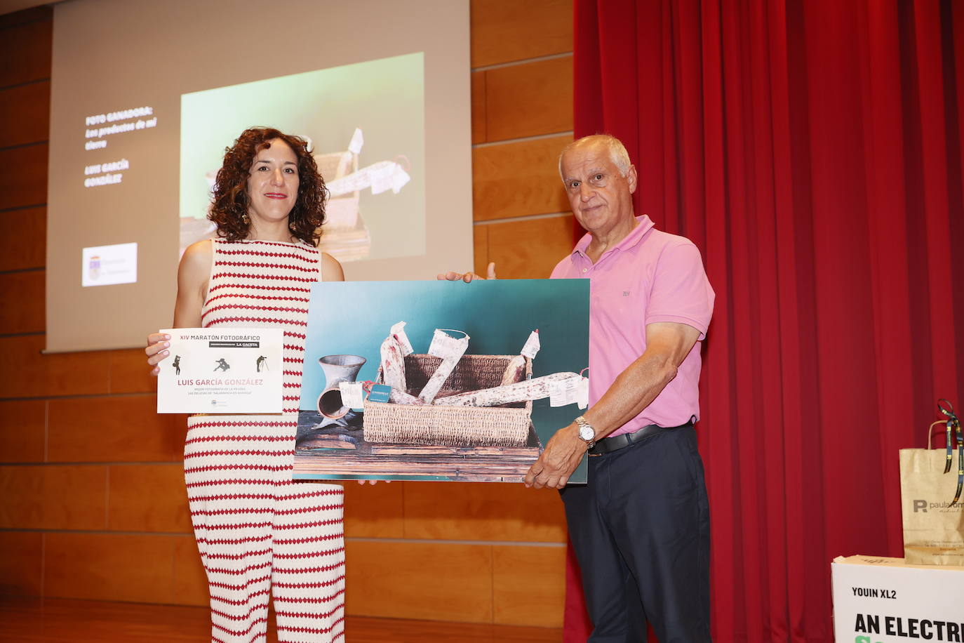 El trabajo de Luis García resultó ganador. Le entregó el galardón Pilar Sánchez, diputada de Medio Ambiente de la Diputación.