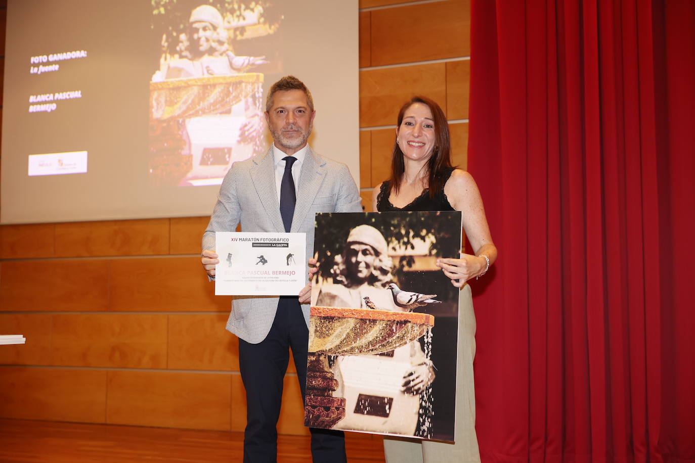 Blanca Pascual ganó esta categoría. Entregó el premio Julio López, director de Comunicación de la Junta de Castilla y León.