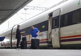 Viajeros bajando de un tren en Salamanca.