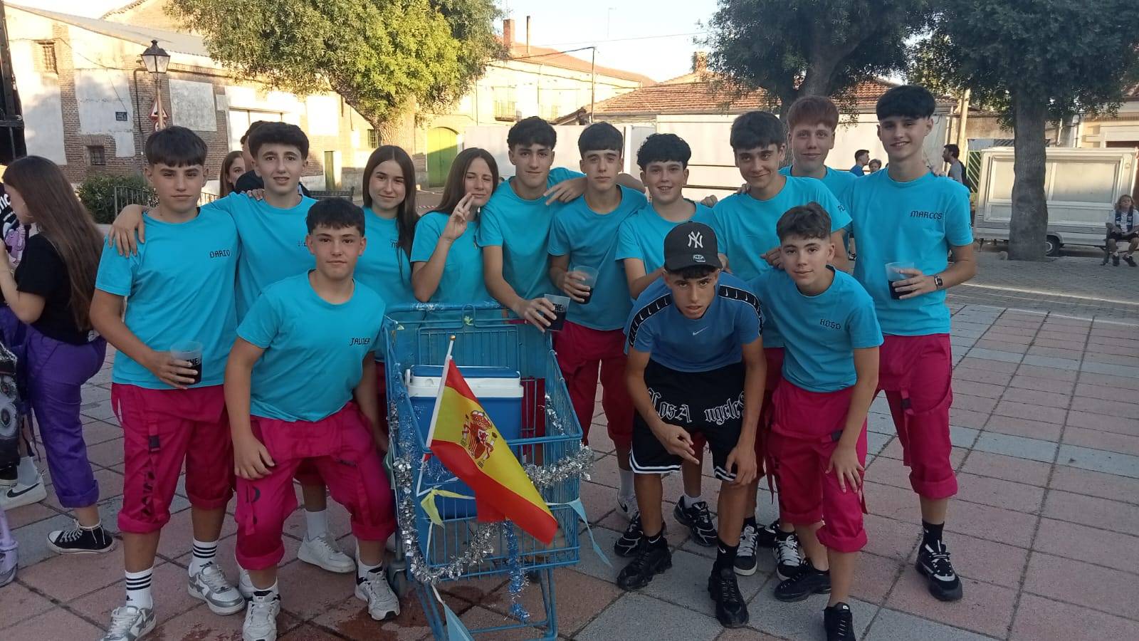 Unidad y color en el inicio de fiestas en Paradinas