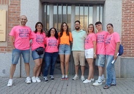 Promotores del Mercado Solidario de Navidad encargados del pregón junto a los concejales Irene Yagüe y Andrés Hernández.