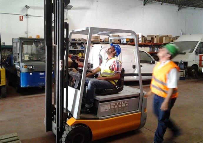Carretilleros en una fábrica.
