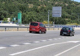 Coches circulando por la Ruta de la Plata, que se encuentra en mal estado.