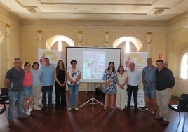 Foto de familia de participantes y autoridades participantes.