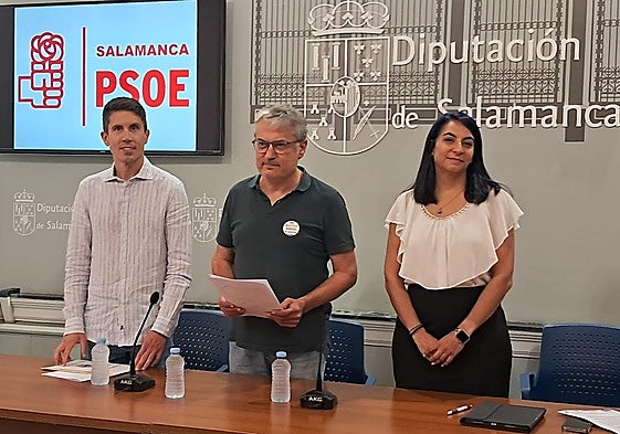 Los diputados del PSOE Mario Cavero, Fernando Rubio y Sara Sánchez, en la sede de la Diputación