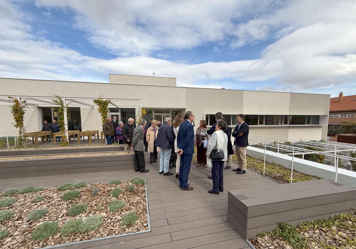 Terraza del nuevo centro municipal de mayores Trastormes, el día de su apertura.