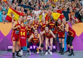 La selección española celebra el pase a la final acordándose de nuevo de Iyana Martín.