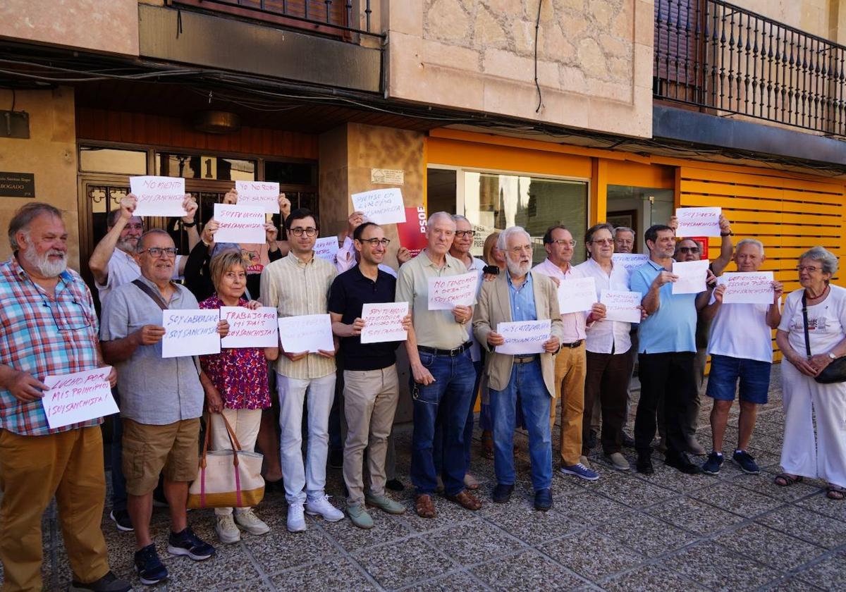 Veteranos socialistas defendiendo el sanchismo en julio de 2023.