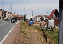 Vehículos en la avenida Saavedra y Fajardo, que se cerrará al tráfico por obras en junio.
