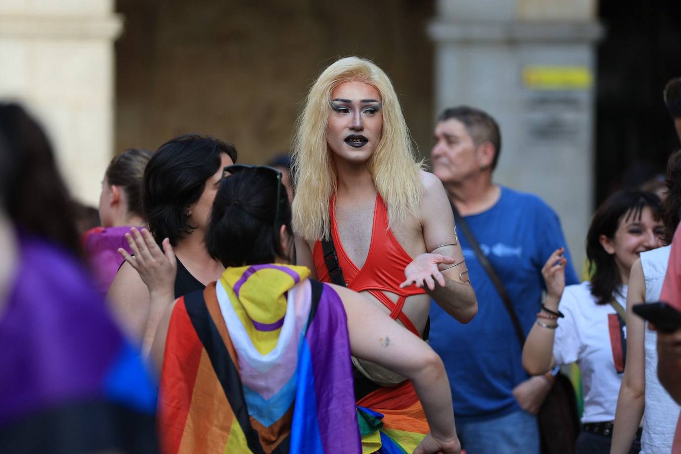 La manifestación del Orgullo charro parte con retraso y bajo el lema 'La pluma le da el toque'
