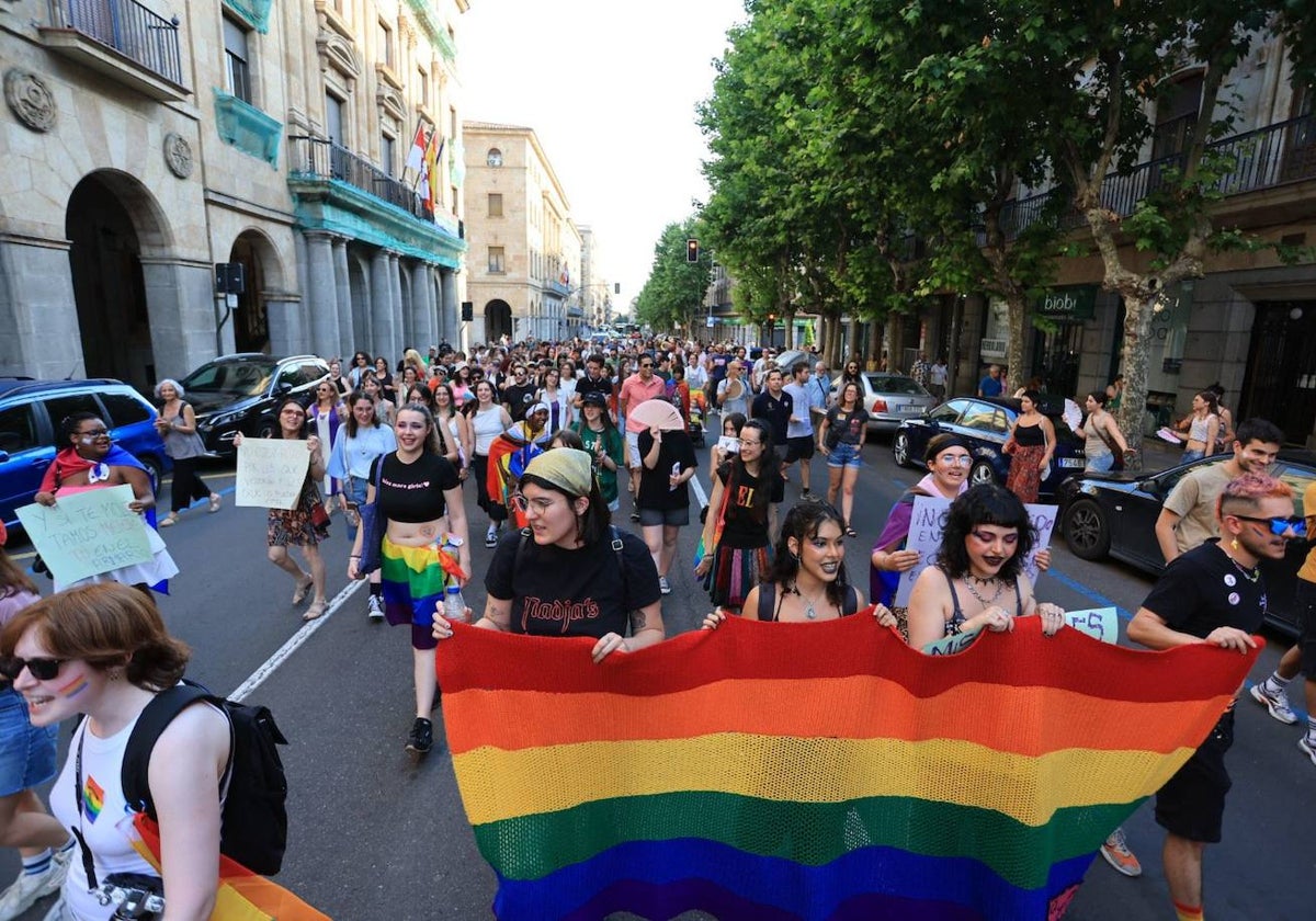 La manifestación del Orgullo charro parte con retraso y bajo el lema &#039;La pluma le da el toque&#039;