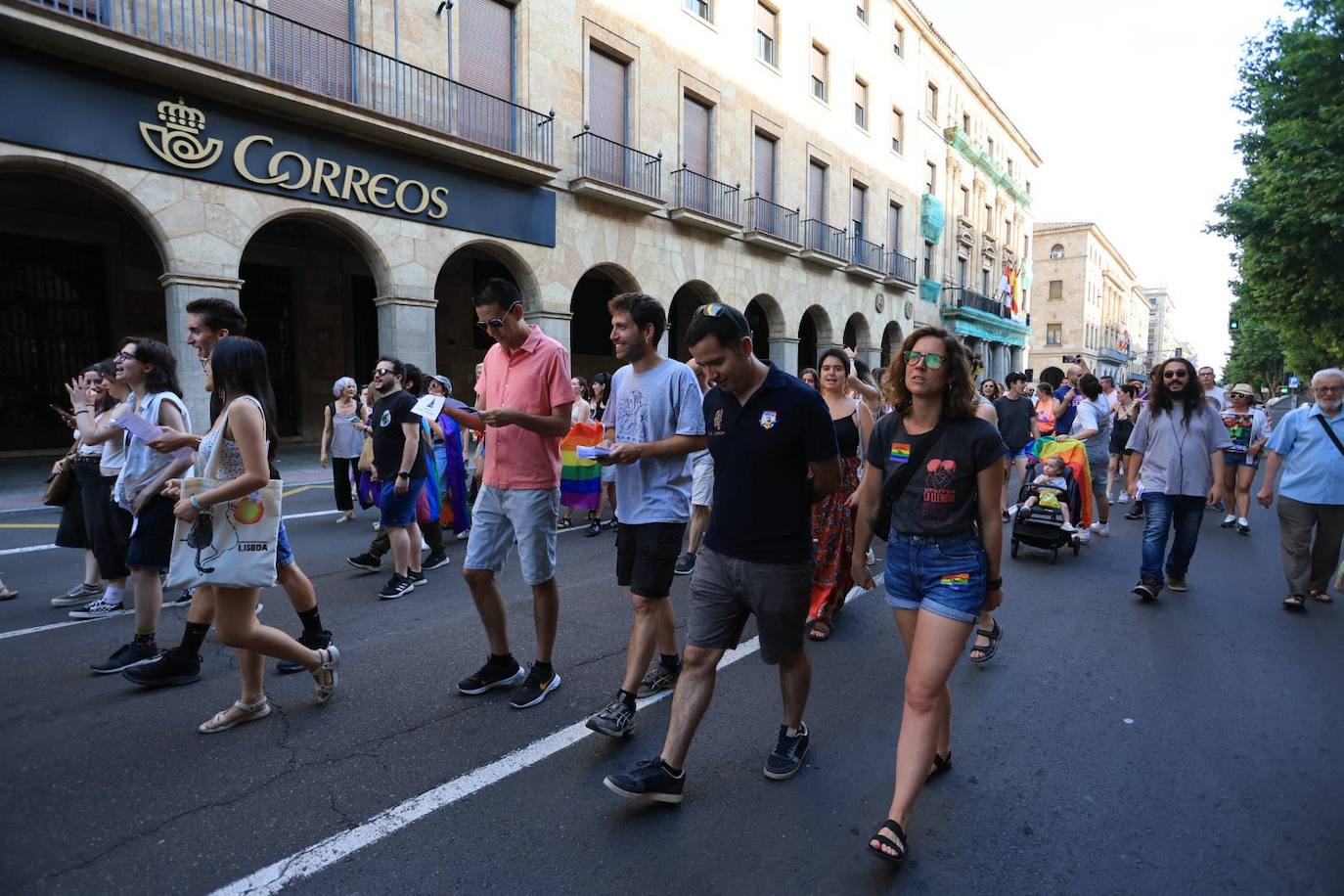 La manifestación del Orgullo charro parte con retraso y bajo el lema 'La pluma le da el toque'