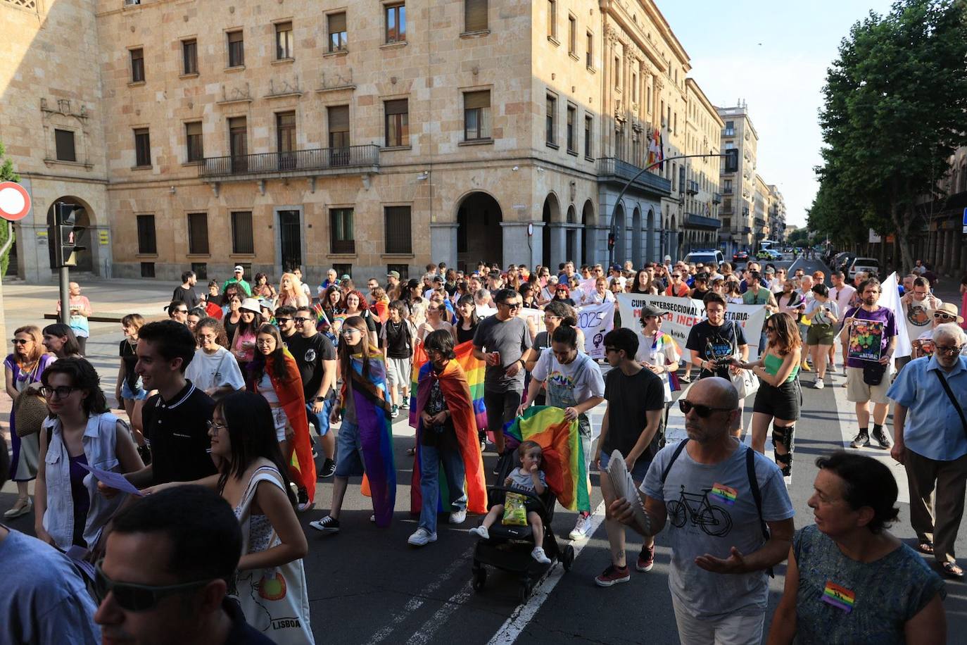 La manifestación del Orgullo charro parte con retraso y bajo el lema 'La pluma le da el toque'