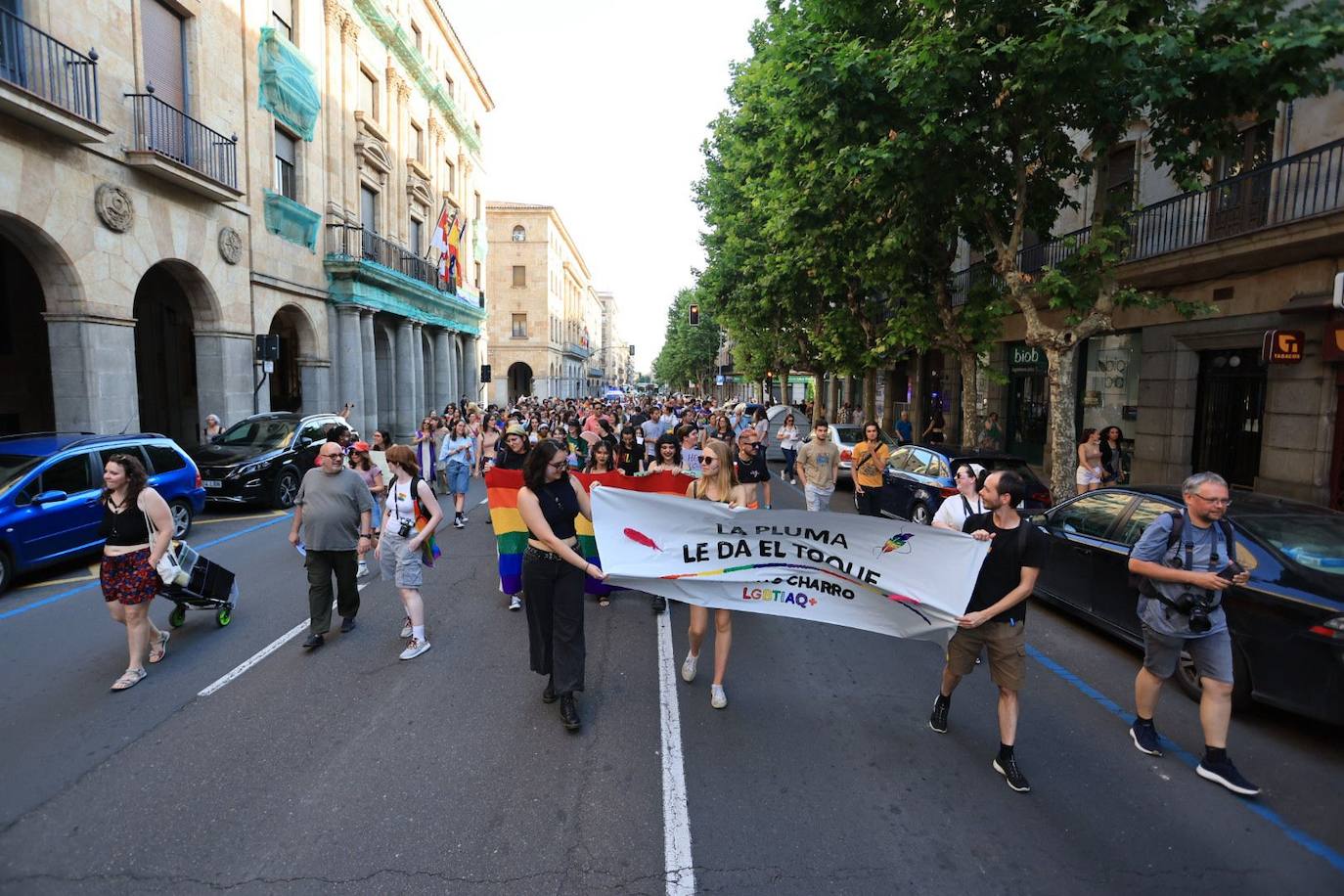 La manifestación del Orgullo charro parte con retraso y bajo el lema 'La pluma le da el toque'