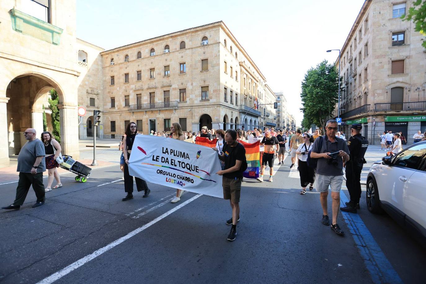 La manifestación del Orgullo charro parte con retraso y bajo el lema 'La pluma le da el toque'