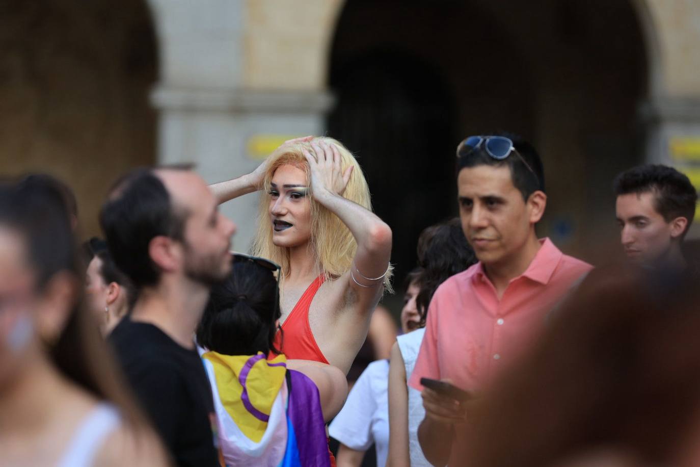 La manifestación del Orgullo charro parte con retraso y bajo el lema 'La pluma le da el toque'