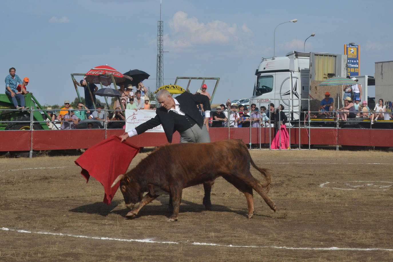 La tauromaquia se rinde a San Pedro en Villar de Peralonso