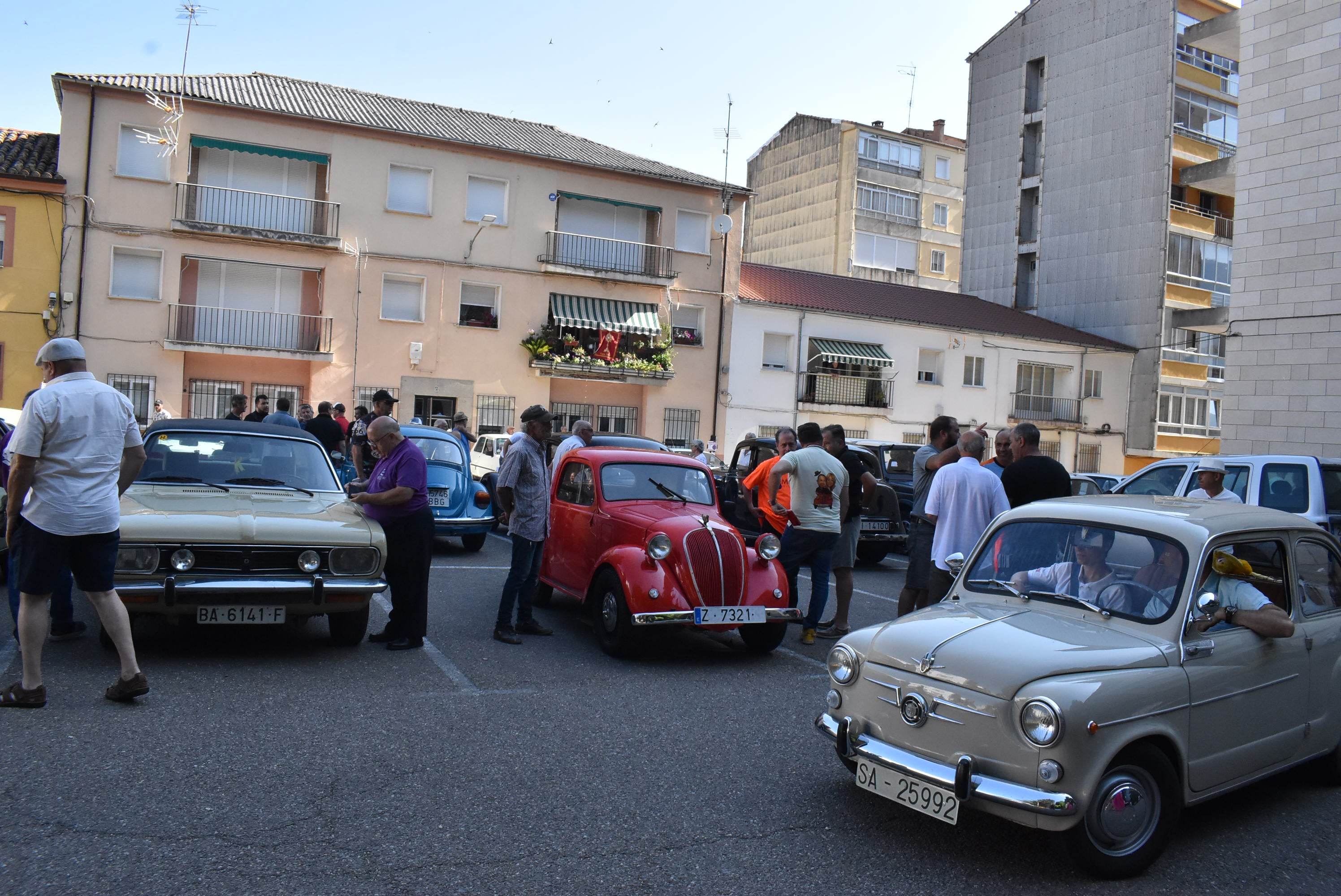 Éxito en la primera concentración de coches clásicos y vespas celebrada en Béjar