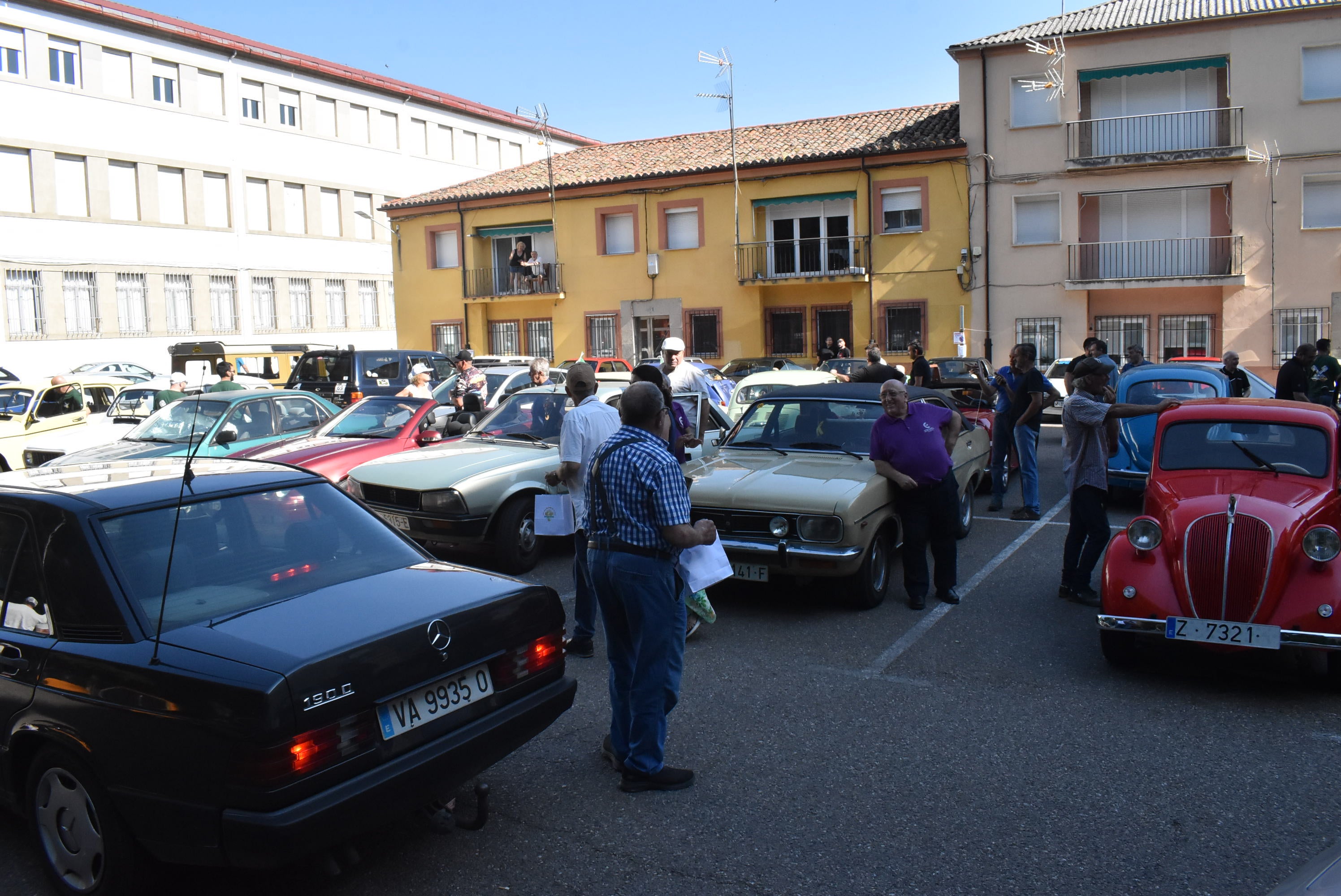 Éxito en la primera concentración de coches clásicos y vespas celebrada en Béjar