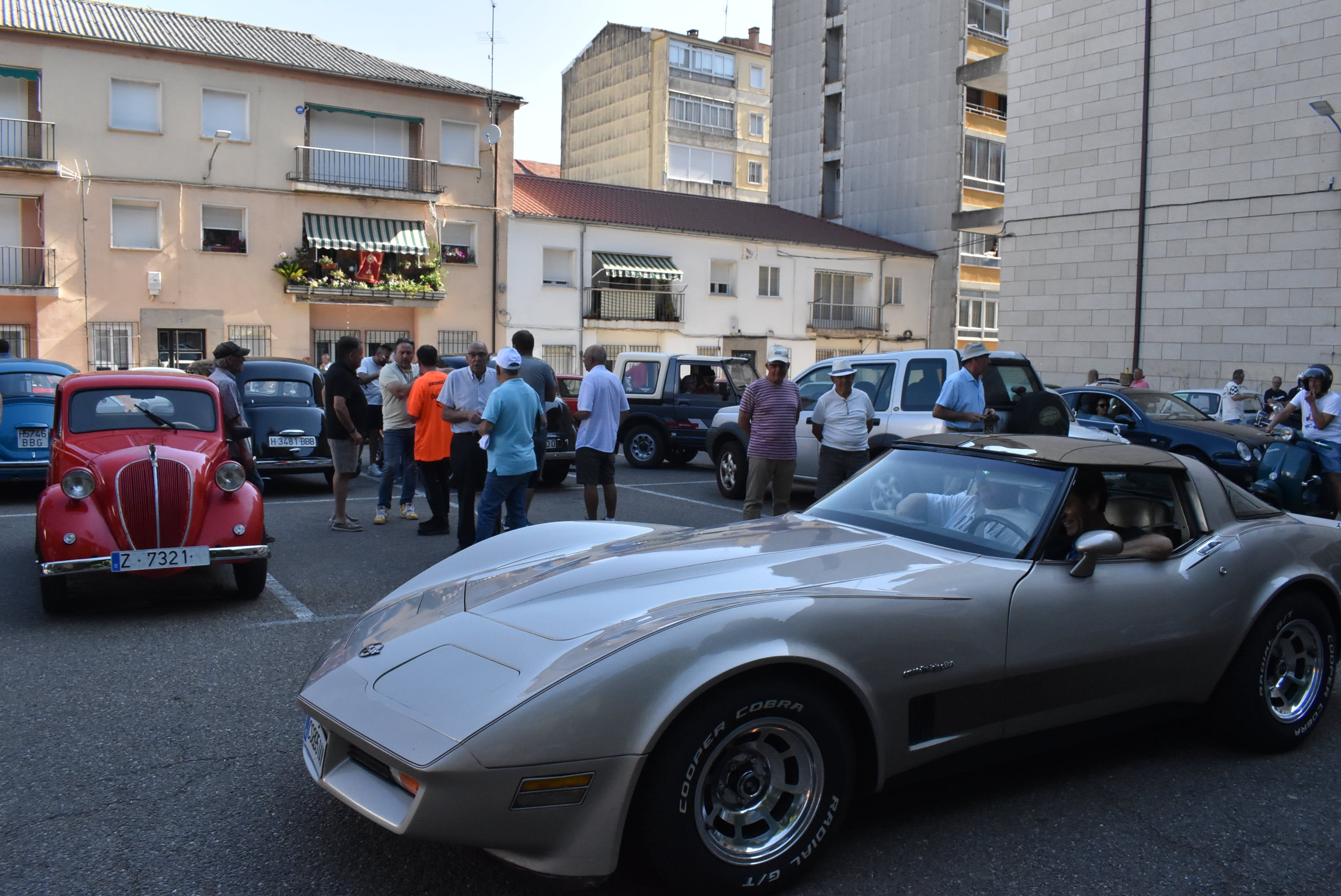 Éxito en la primera concentración de coches clásicos y vespas celebrada en Béjar