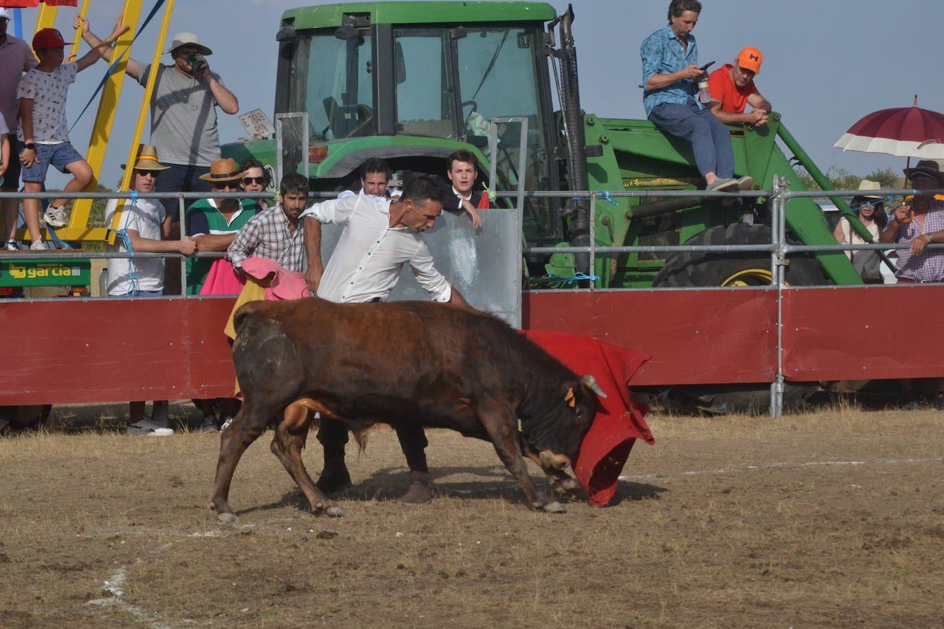 La tauromaquia se rinde a San Pedro en Villar de Peralonso
