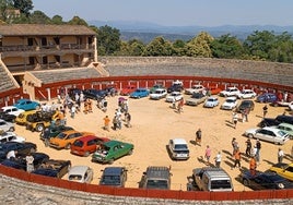 Imagen de la plaza de toros de Béjar llena con los coches participantes en la primera concentración de clásicos de la ciudad.