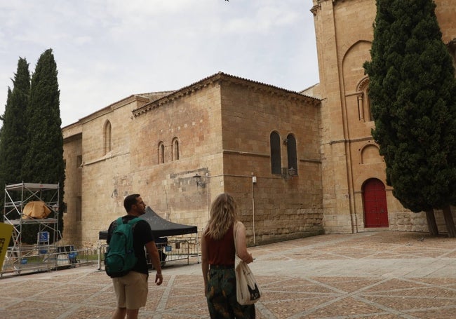 Muros exteriores de la capilla, vistos desde el Patio Chico.