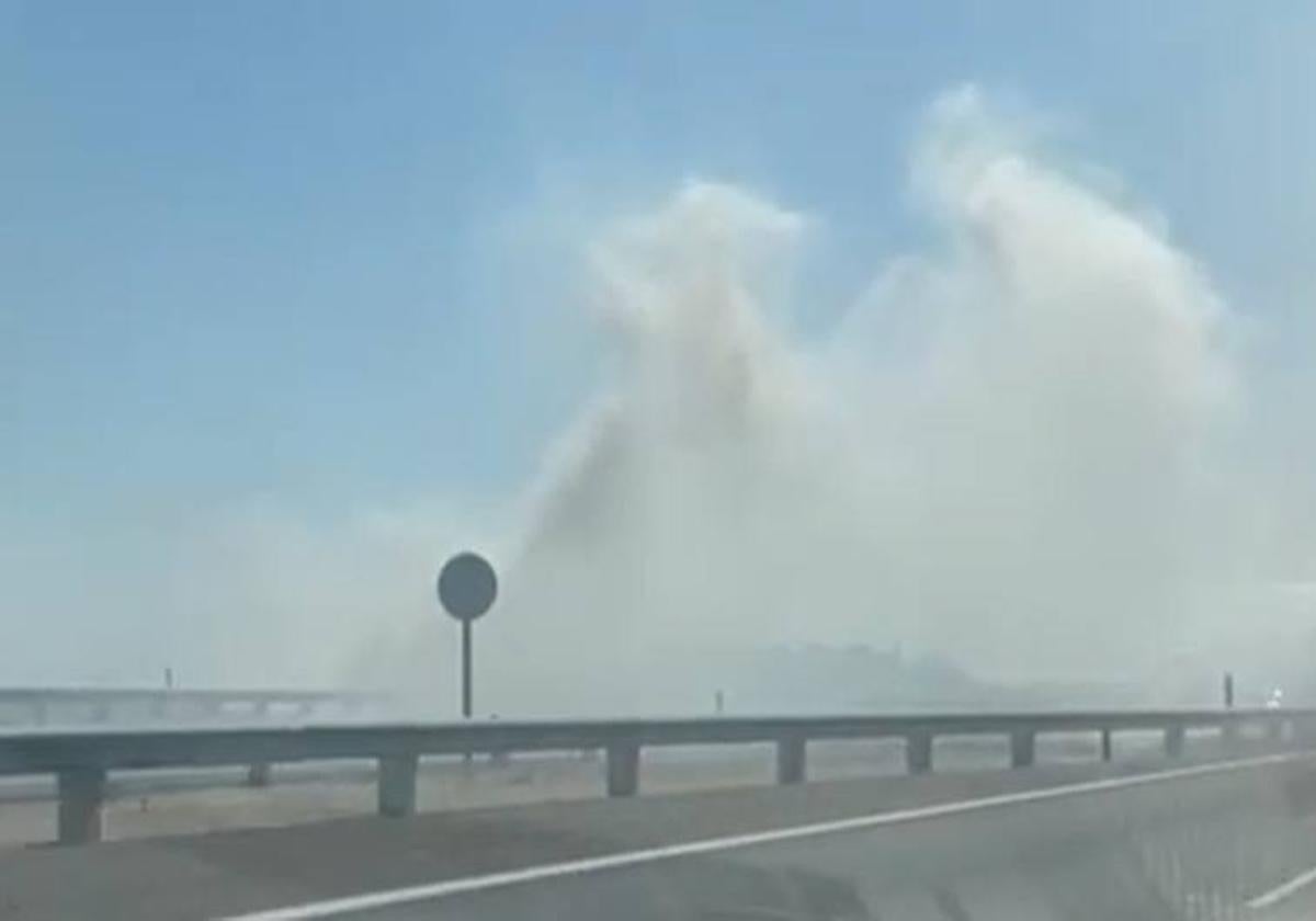Imagen del incendio que se ha declarado en la mañana de este sábado en la A-66.