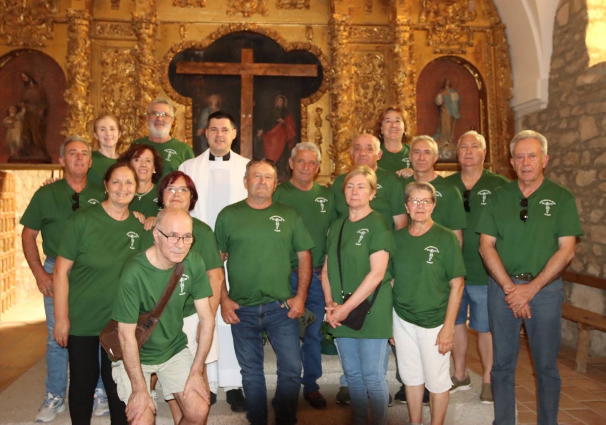 Imagen principal - Los quintos de 1980 visitan al Cristo de Alaraz