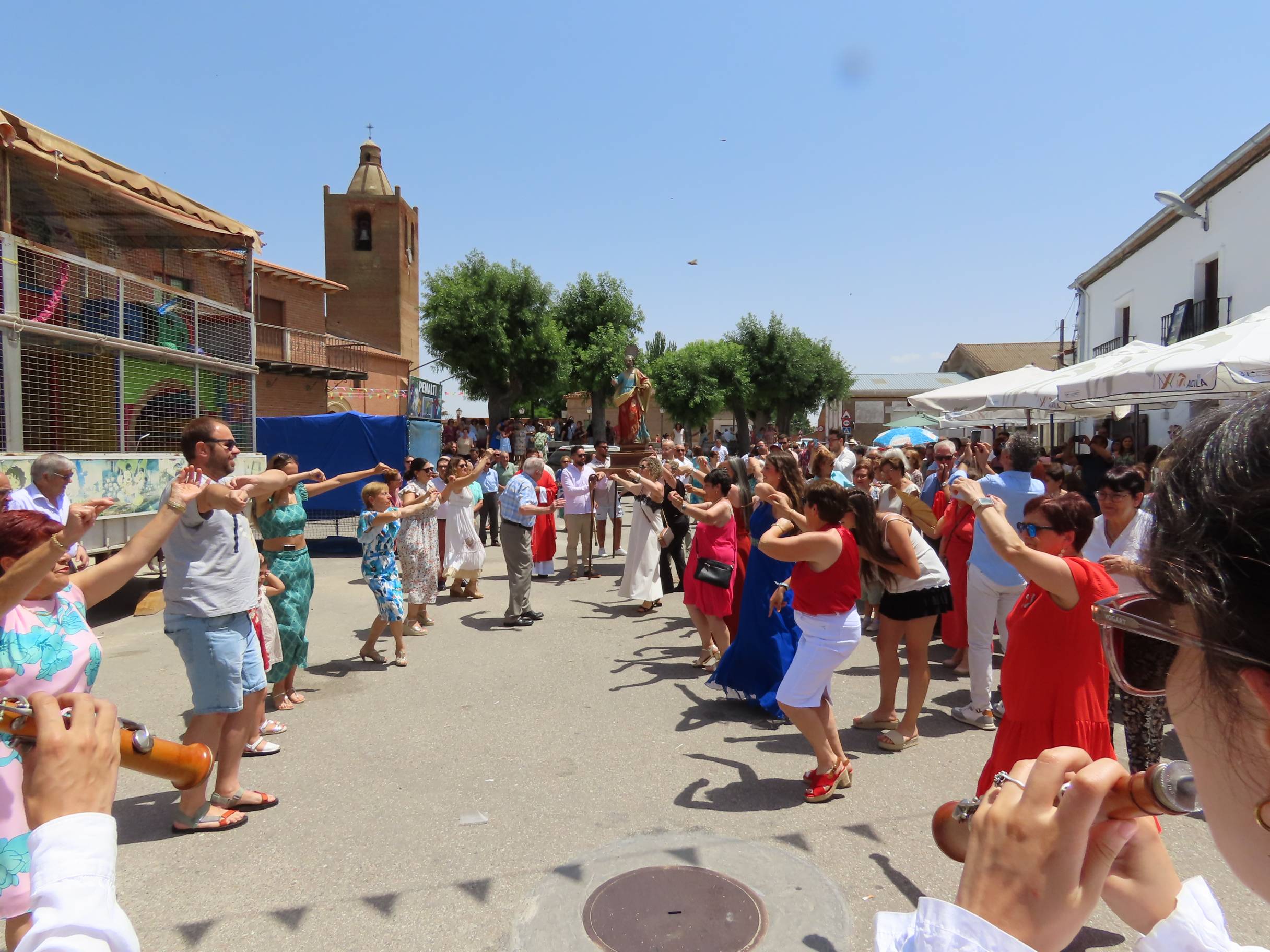 Animada y calurosa procesión en honor a San Pedro Apóstol en Paradinas de San Juan