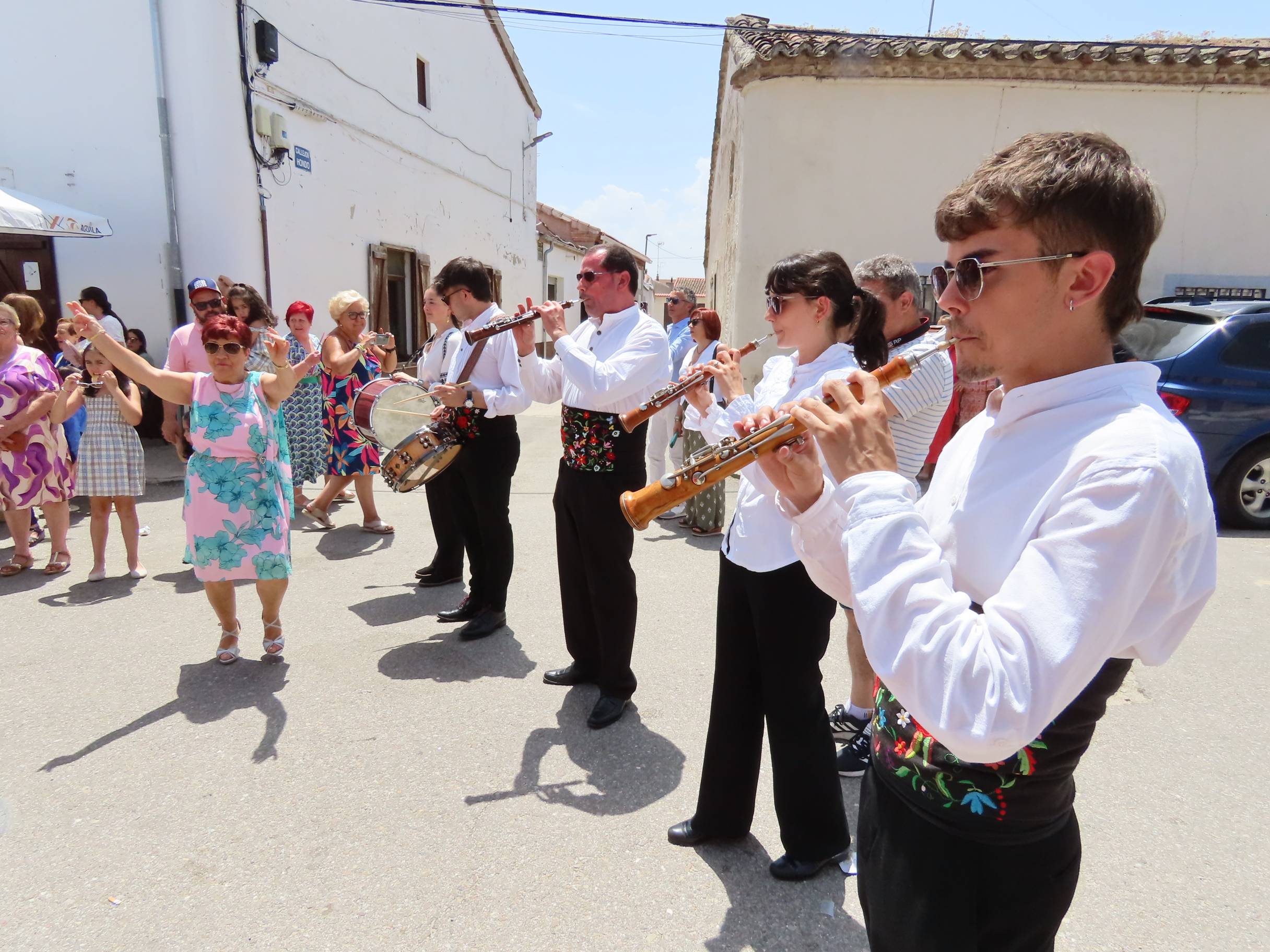 Animada y calurosa procesión en honor a San Pedro Apóstol en Paradinas de San Juan