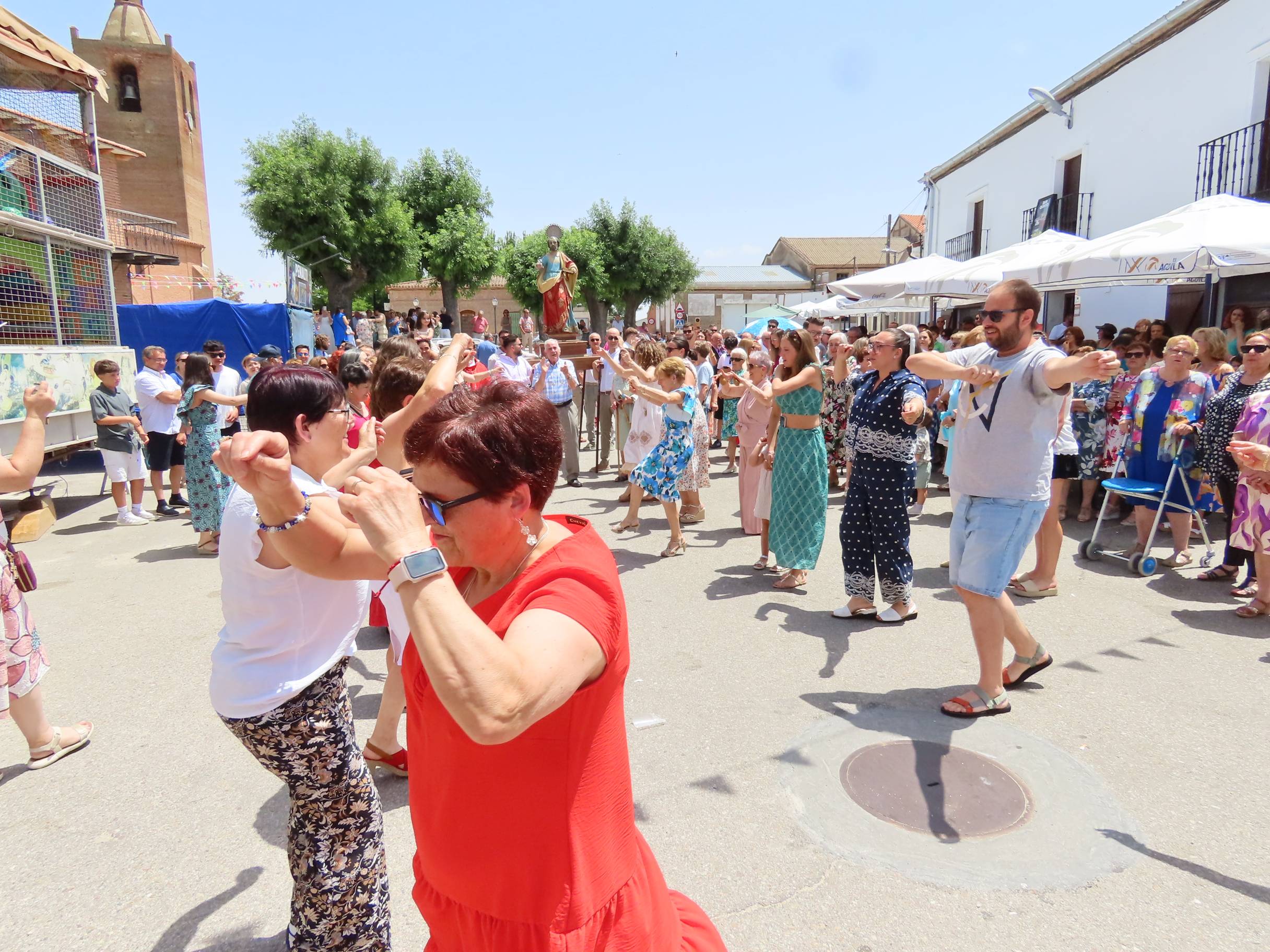Animada y calurosa procesión en honor a San Pedro Apóstol en Paradinas de San Juan