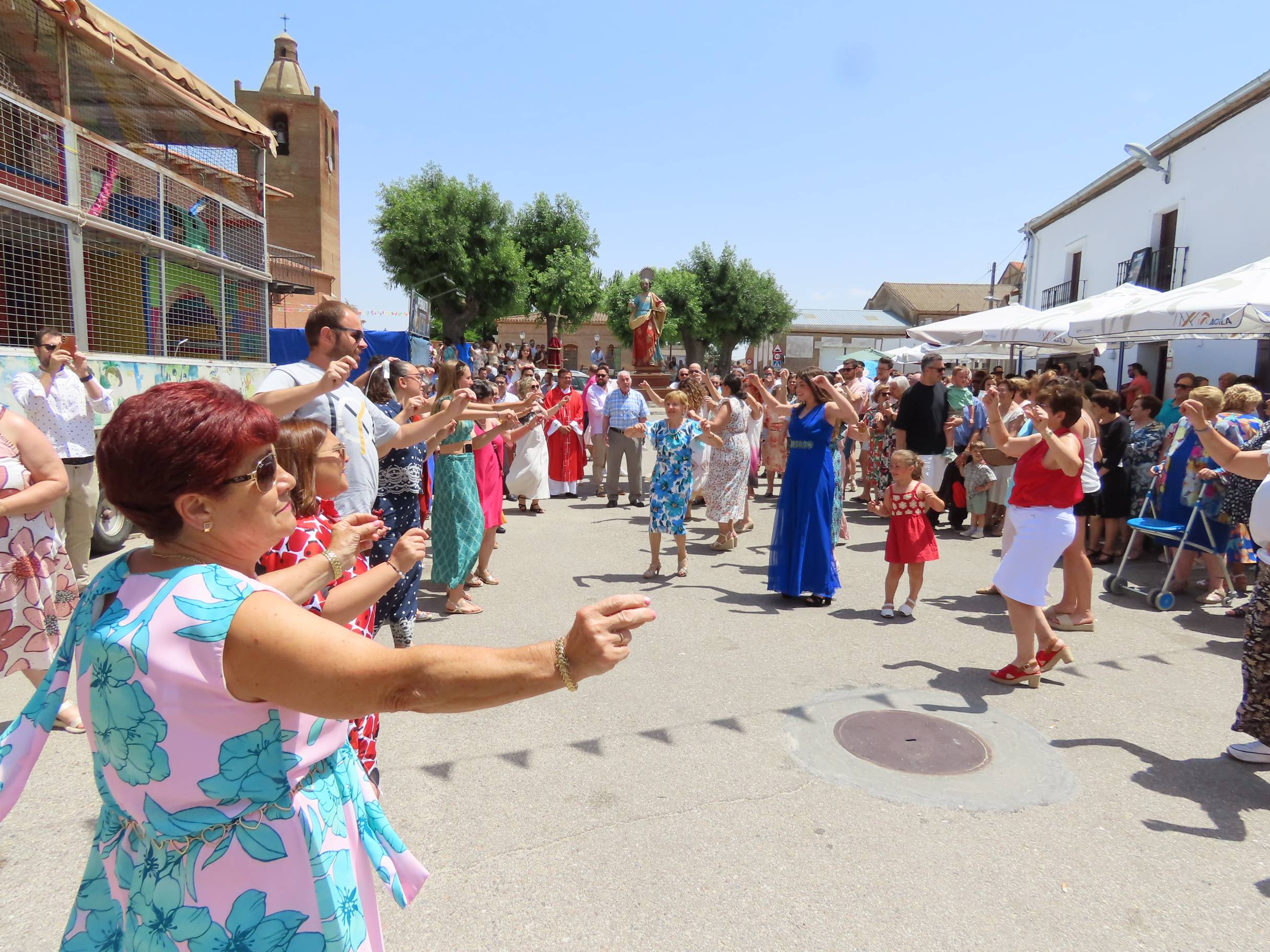 Animada y calurosa procesión en honor a San Pedro Apóstol en Paradinas de San Juan