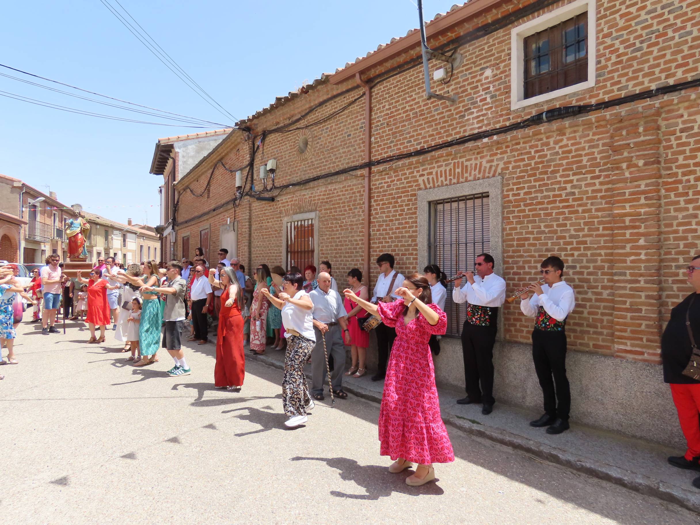 Animada y calurosa procesión en honor a San Pedro Apóstol en Paradinas de San Juan