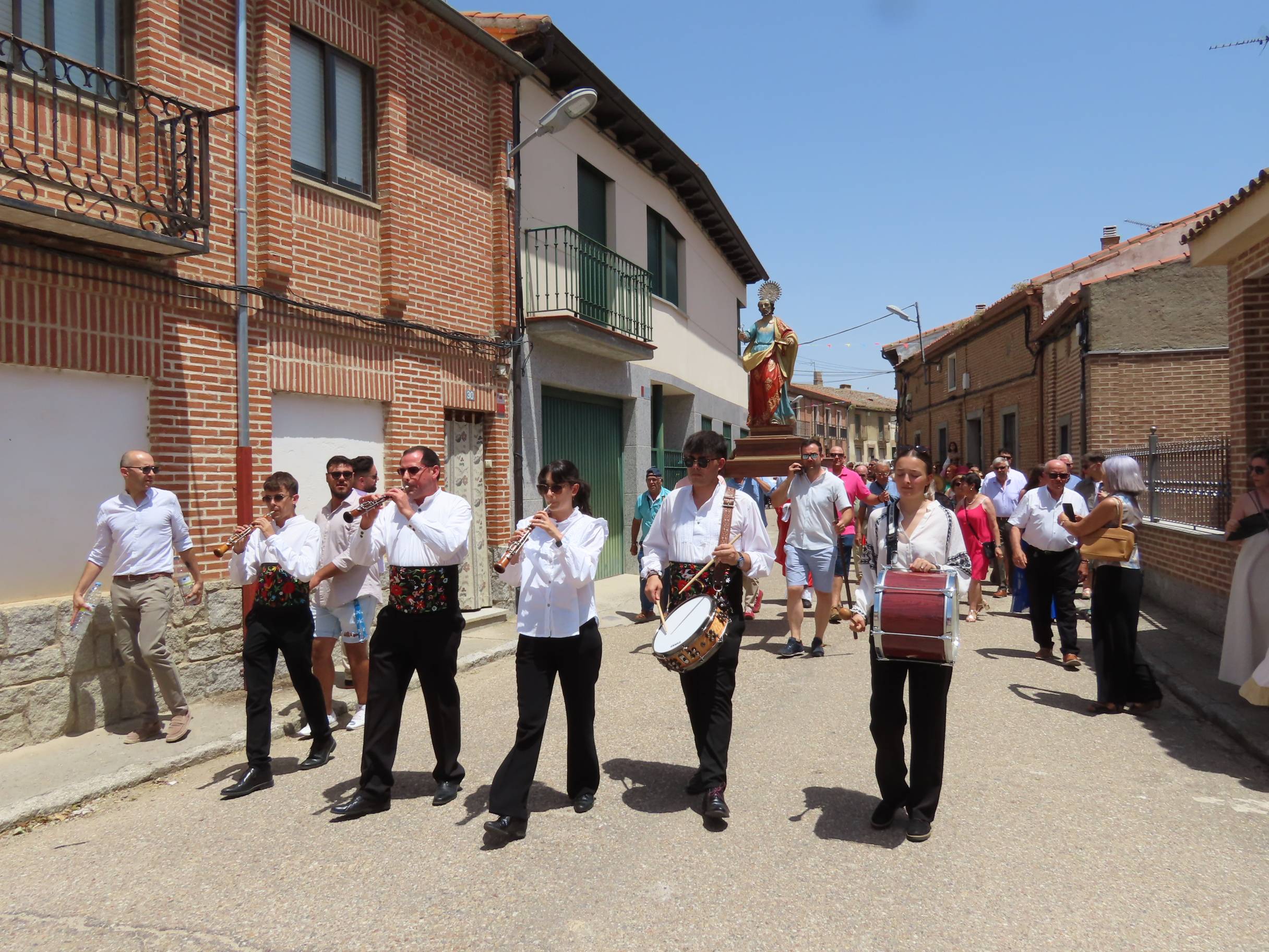 Animada y calurosa procesión en honor a San Pedro Apóstol en Paradinas de San Juan