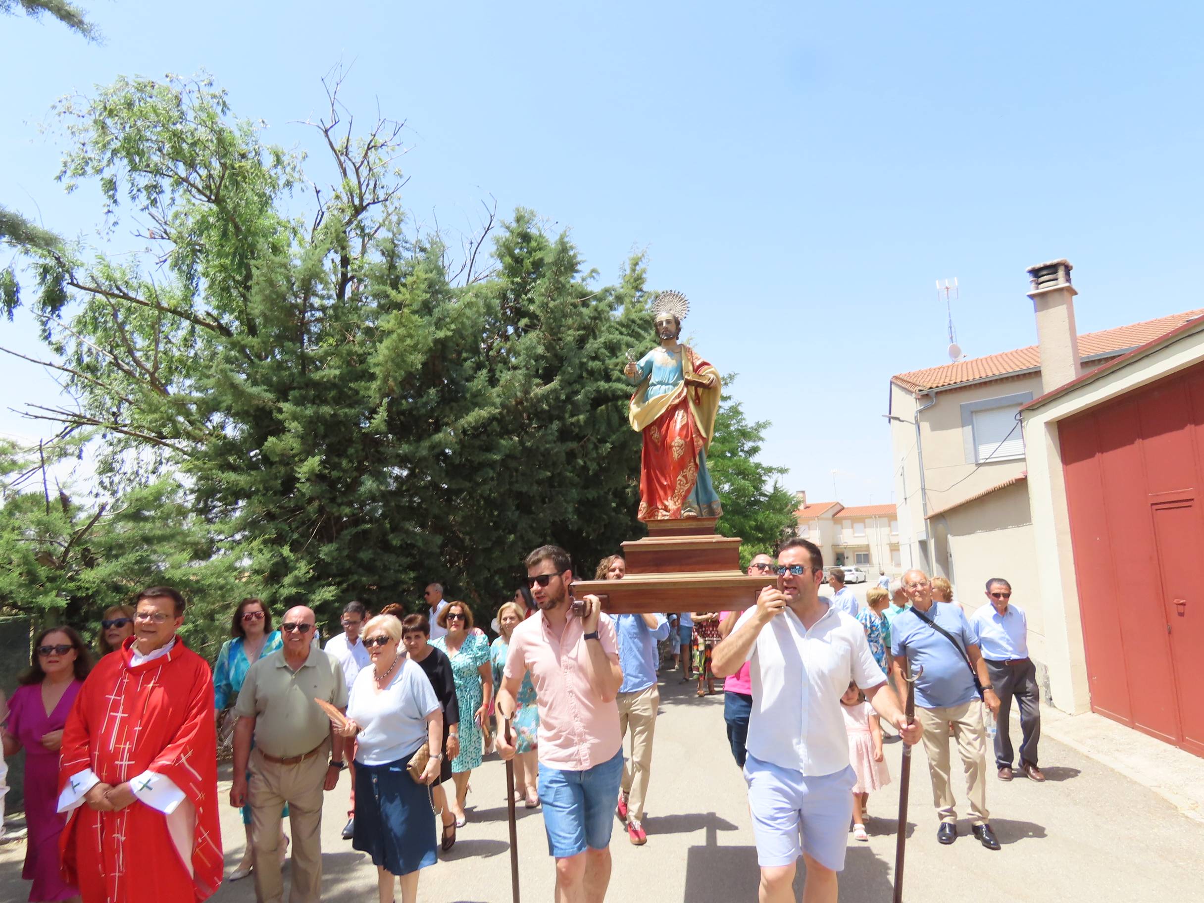 Animada y calurosa procesión en honor a San Pedro Apóstol en Paradinas de San Juan