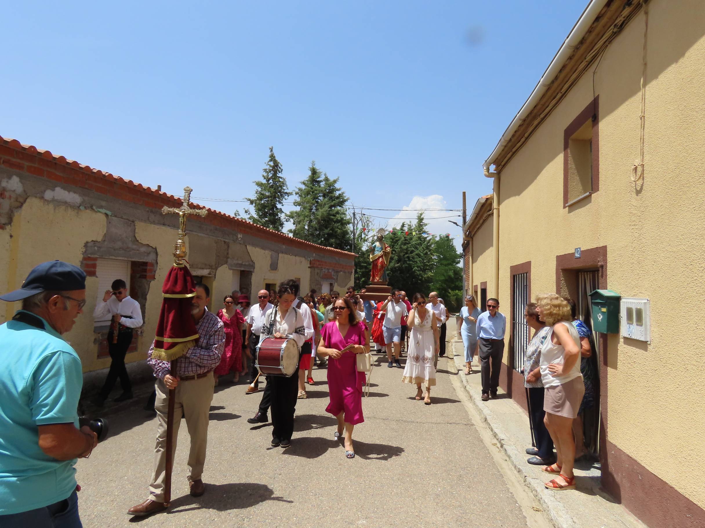 Animada y calurosa procesión en honor a San Pedro Apóstol en Paradinas de San Juan