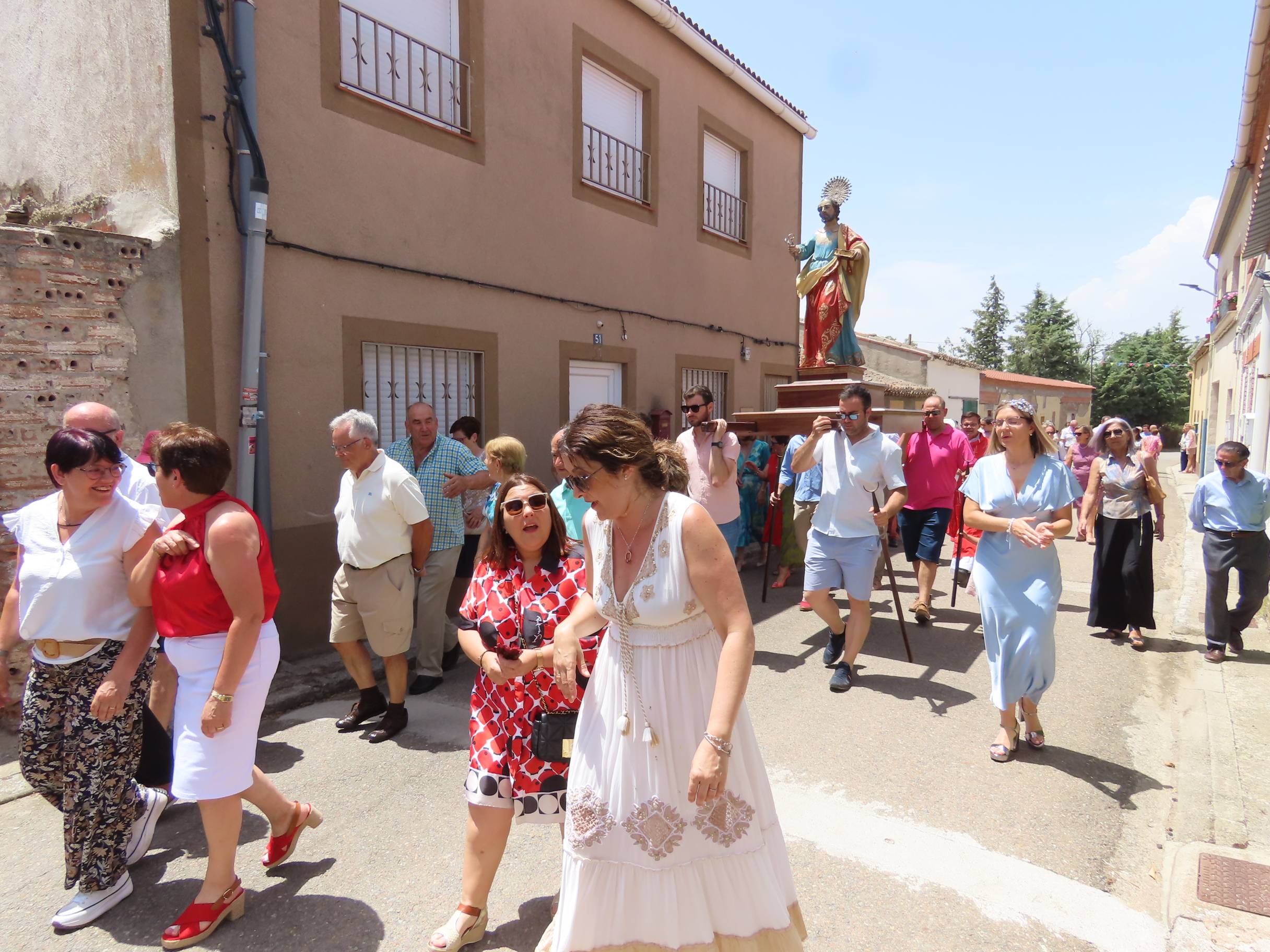 Animada y calurosa procesión en honor a San Pedro Apóstol en Paradinas de San Juan